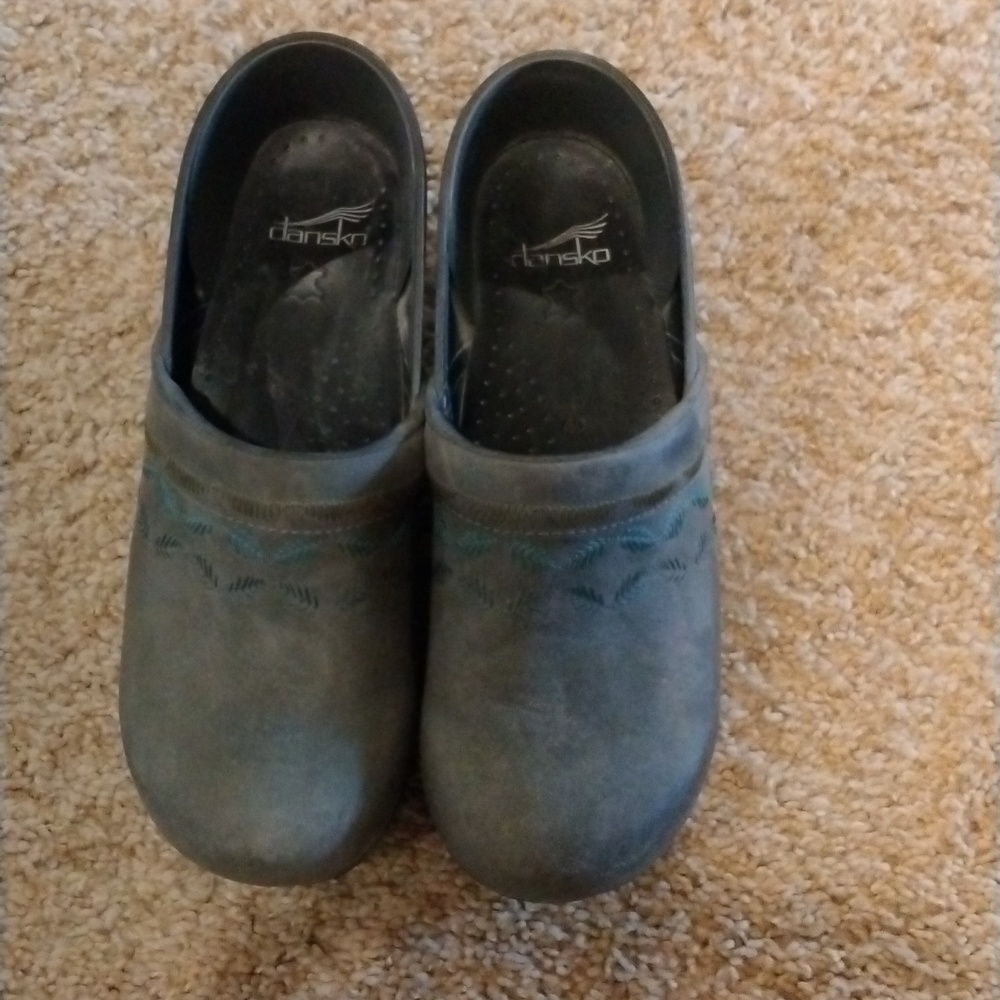 Dansko size 40 gray suede leather with subtle embroidery teal/green leaf designs